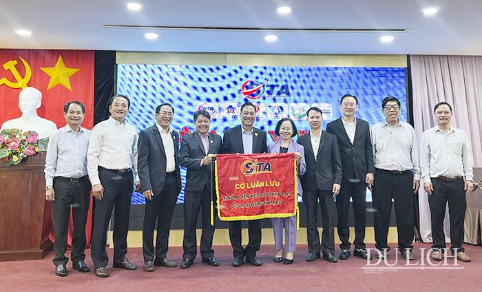 Trao cờ đăng cai lần đầu tiên cho HHDL tỉnh Bà Rịa – Vũng Tàu để tổ chức sự kiện du lịch năm 2023 vùng Đông Nam bộ